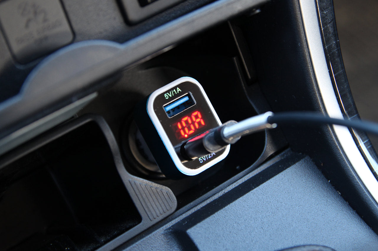 Ładowarka samochodowa USB z wyświetlaczem do 12/24 V