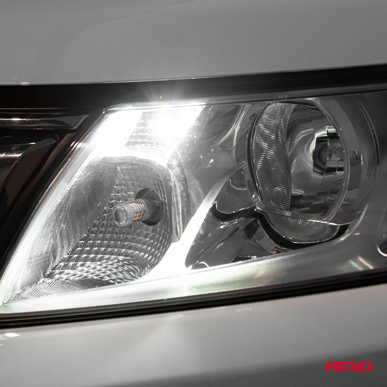 Zbliżenie żarówki LED T10 W5W z diodami SMD