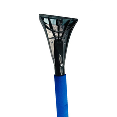 Niebieska skrobaczka do szyb ze szczotką do śniegu do samochodu – 82 cm 