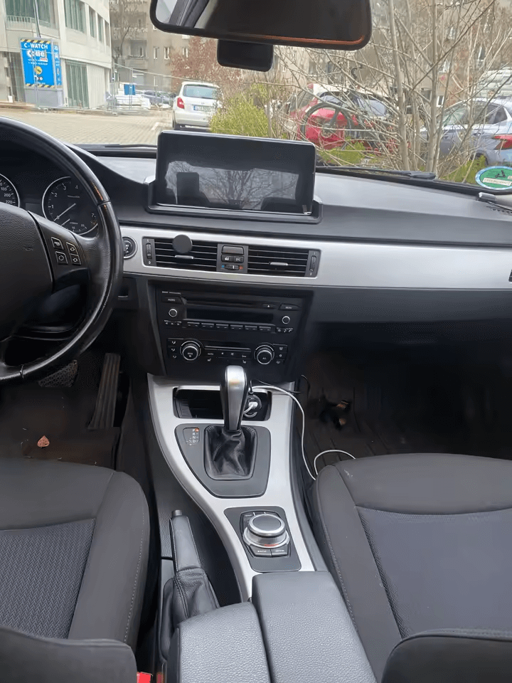 BMW 3-serie 05-12 - radio z Apple CarPlay i Android Auto 10,25" zamontowane w pojeździe