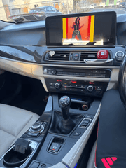 BMW 5-Serie GT F07 09-17 - radio 12,3" z Apple CarPlay i Android Auto zamontowane we wnętrzu samochodu.