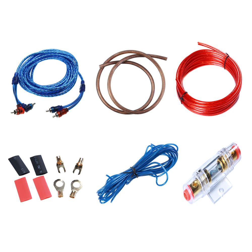 Kompletny zestaw kabli do wzmacniacza samochodowego – zasilanie, RCA i oprawka bezpiecznika z przewodami oraz akcesoriami do instalacji wzmacniacza w samochodzie.