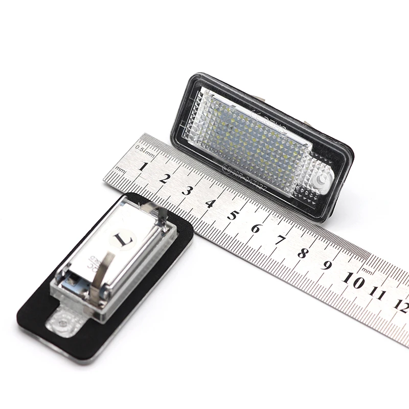 Oświetlenie tablicy rejestracyjnej LED Audi – CANBUS (A3, A4, A6, Q7 i inne) z miarką do sprawdzenia rozmiaru i dopasowania.