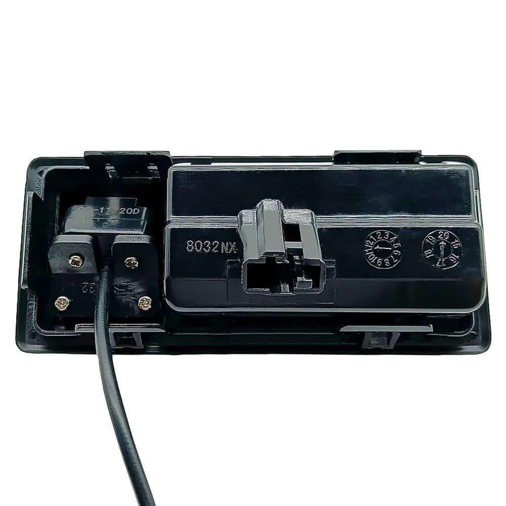 Kamera cofania do Audi/Skoda/VW – zintegrowane z uchwytem klapy bagażnika, zdjęcie uchwytu klapy bagażnika kamery z przewodem.