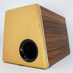 Subwoofer samochodowy 200W RMS – bas do bagażnika 3800W z estetycznie zaprojektowaną obudową w drewnopodobnym stylu i złotym wykończeniem.