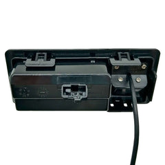 Kamera cofania do Audi/Skoda/VW – zintegrowane z uchwytem klapy bagażnika, widok od tyłu z przewodem przyłączeniowym.